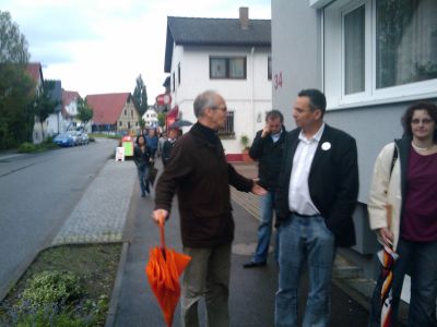 Ortsrundgang und Diskussion in Iselshausen.