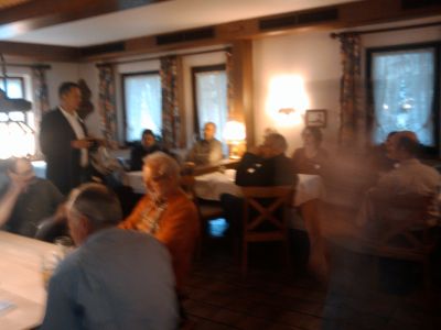 Ortsrundgang und Diskussion in Iselshausen.