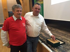 Rudi Nesch und Daniel Steinrode mit Bio-Sojabohnen aus Vollmaringen (Eigenanbau von Rudi Nesch)