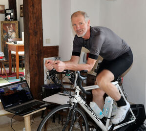 Markus Strinz hat 24 Stunden lang für den guten Zweck auf seinem Ergometer ausgehalten – gutem Sitzfleisch sei Dank.