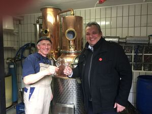 Reinhold Gutekunst und Daniel Steinrode in der Gutekunst´schen Schnapsbrennerei