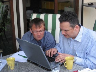 Daniel Steinrode und Wolfgang Sindlinger beim Programmentwurf.