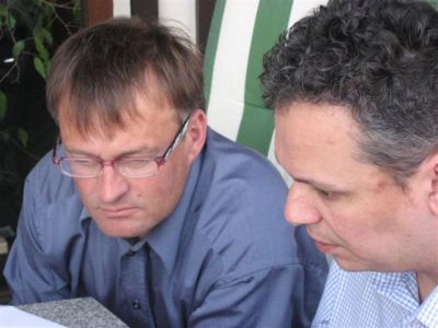 Daniel Steinrode und Wolfgang Sindlinger beim Pogrammentwurf.