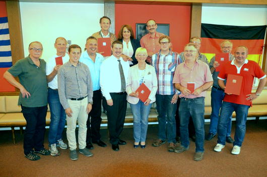 Gruppenfoto: Neumitglieder, Vorstand und Geehrte bei der Jahreshauptversammlung