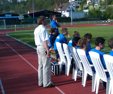 Wolfgang Sindlinger am Spielfeldrand.