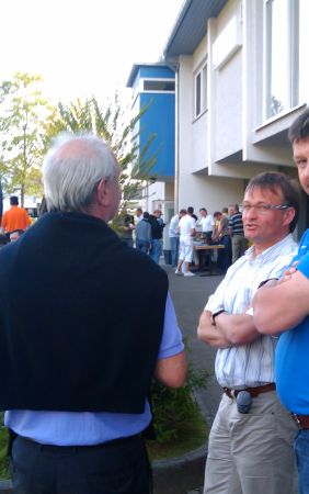Wolfgang Sindlinger im Gespräch mit Stadionbesuchern.
