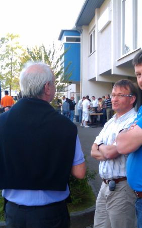 Wolfgang Sindlinger im Gespr&auml;ch mit Stadionbesuchern.