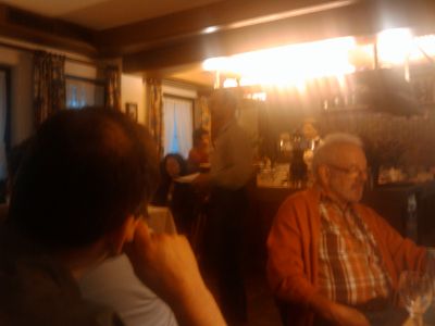 Ortsrundgang und Diskussion in Iselshausen.