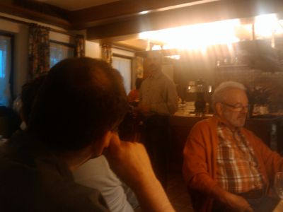 Ortsrundgang und Diskussion in Iselshausen.