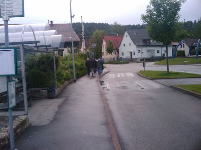 Ortsrundgang und Diskussion in Iselshausen.