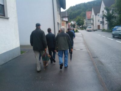 Ortsrundgang und Diskussion in Iselshausen.