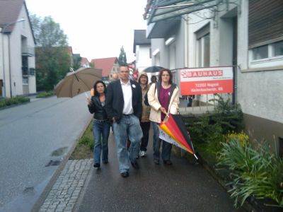 Ortsrundgang und Diskussion in Iselshausen.