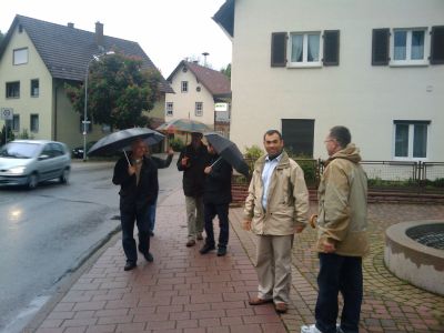Ortsrundgang und Diskussion in Iselshausen.