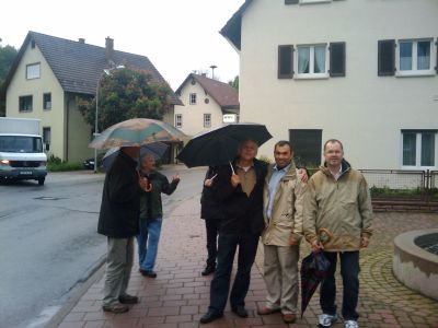 Ortsrundgang und Diskussion in Iselshausen.
