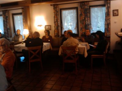 Ortsrundgang und Diskussion in Iselshausen.