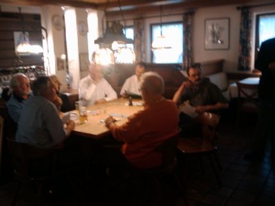 Ortsrundgang und Diskussion in Iselshausen.