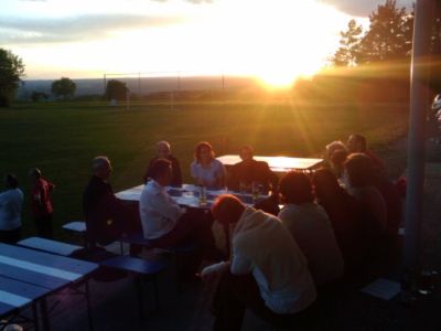 Ortsdurchgang und Diskussion in Mindersbach.