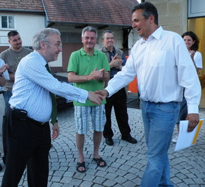 : Bei seinem Besuch in Vollmaringen sprachen Rainer Prewo und Daniel Steinrode über die neuen Entwicklungen im Ort.