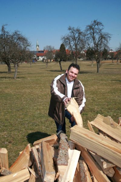 Daniel Steinrode beim Holzhacken.